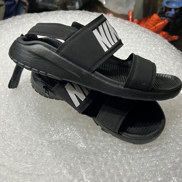 Nike - Picture 2 of 4